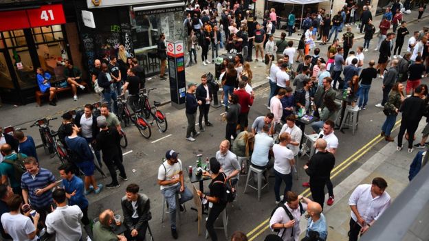 Тисячі відвідувачів, затори та сутички з поліцією: як в Англії пройшла ніч після відкриття пабів