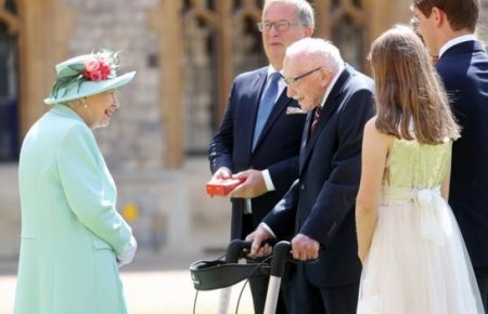 Королева Єлизавета II посвятила у лицарі 100-річного ветерана