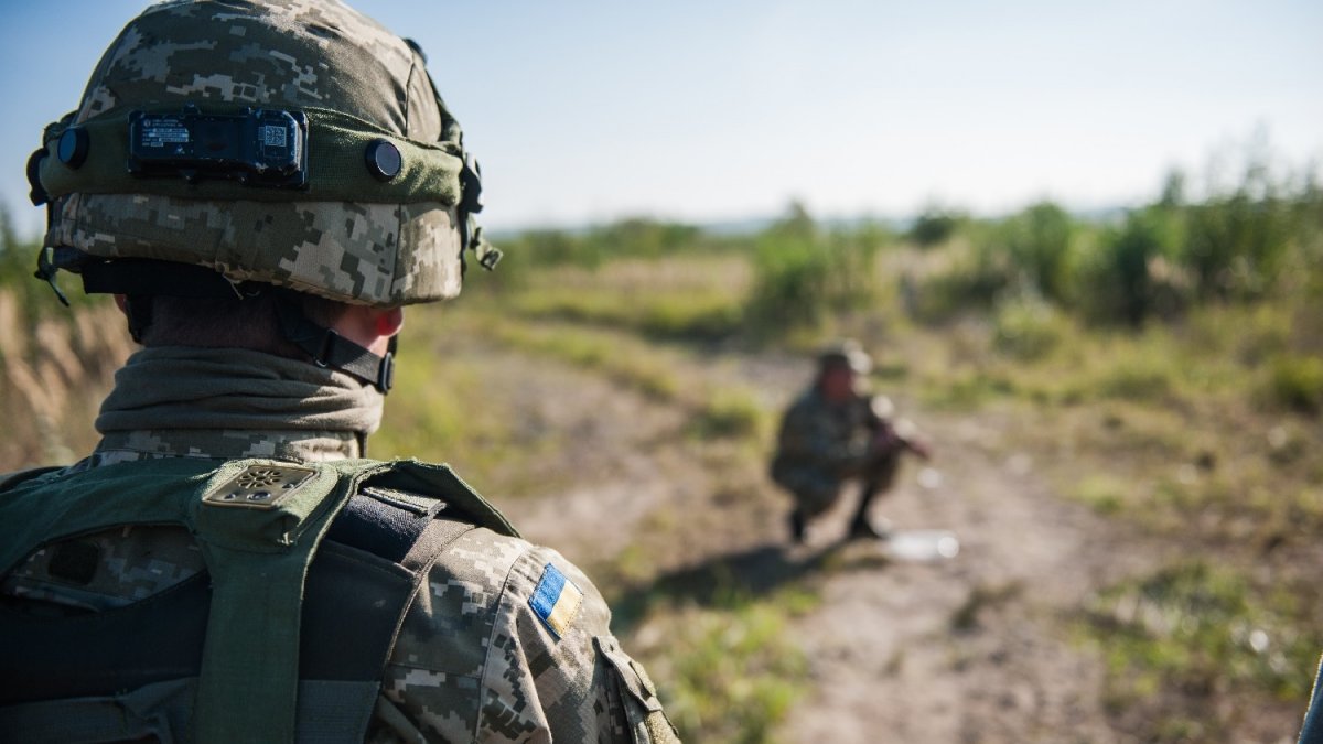На Донбасі внаслідок обстрілу загинув український військовий, троє — поранені