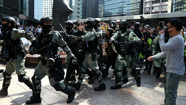 Facebook, Google й Twitter припиняють співпрацю з поліцією Гонконгу