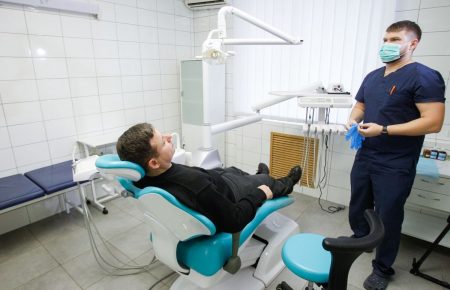 «Як від прокаженого»: чоловіка, який перехворів на COVID-19, відмовилися обслуговувати у стоматології