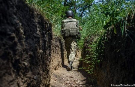 Один український військовий загинув унаслідок обстрілів на Донбасі, ще троє — поранені
