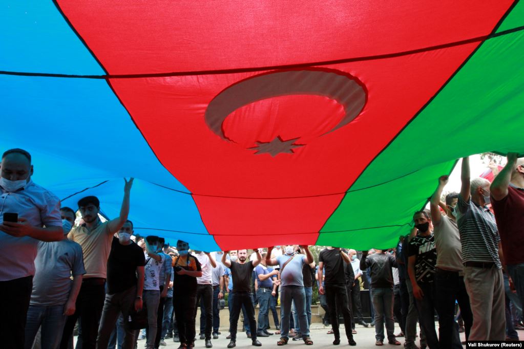 Понад 23, 5 тисяч людей хочуть піти добровольцями в армію Азербайджану