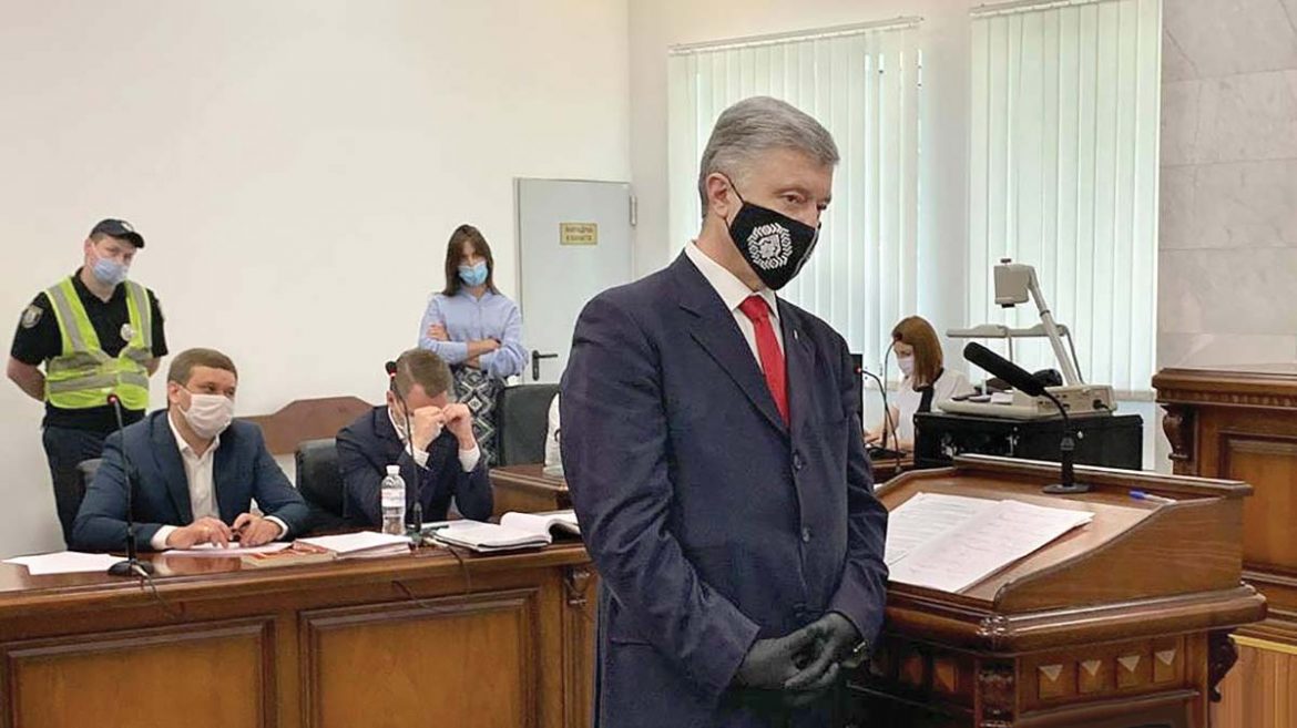Адвокати Порошенка просять допитати в суді слідчого ДБР Олега Корецького