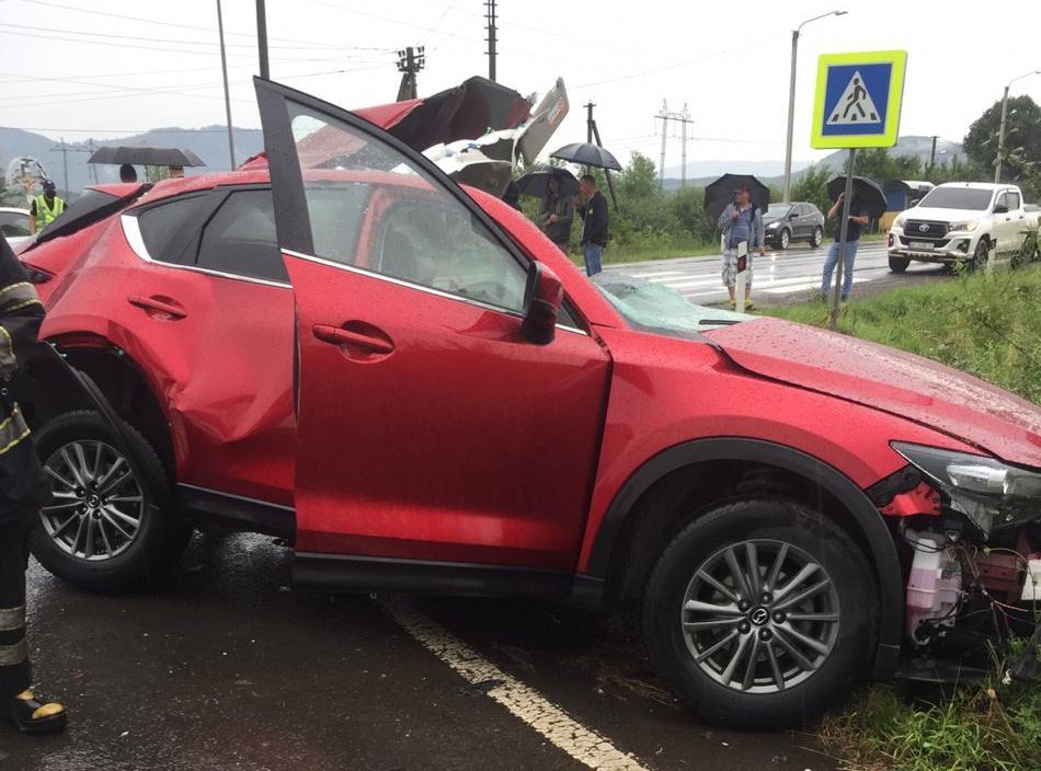 На автодорозі Київ-Чоп водій іномарки зіткнувся з фурою: троє загиблих, двоє постраждалих