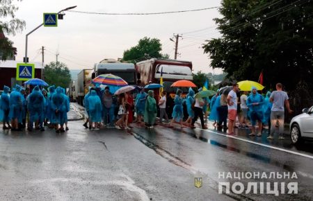 На Буковині люди третій день блокують дорогу через невдоволення запропонованим поділом на райони