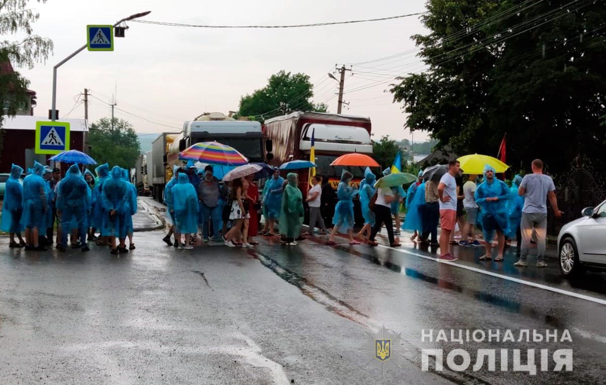 На Буковині люди третій день блокують дорогу через невдоволення запропонованим поділом на райони