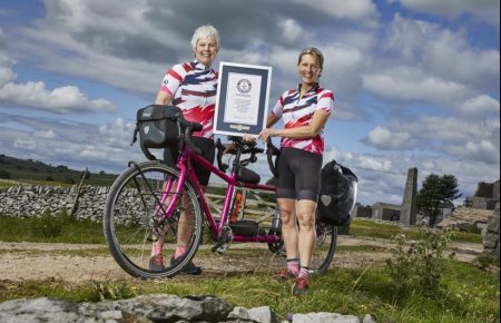 Двоє британок установили світовий рекорд: за 263 дні об'їхали Землю на парному велосипеді