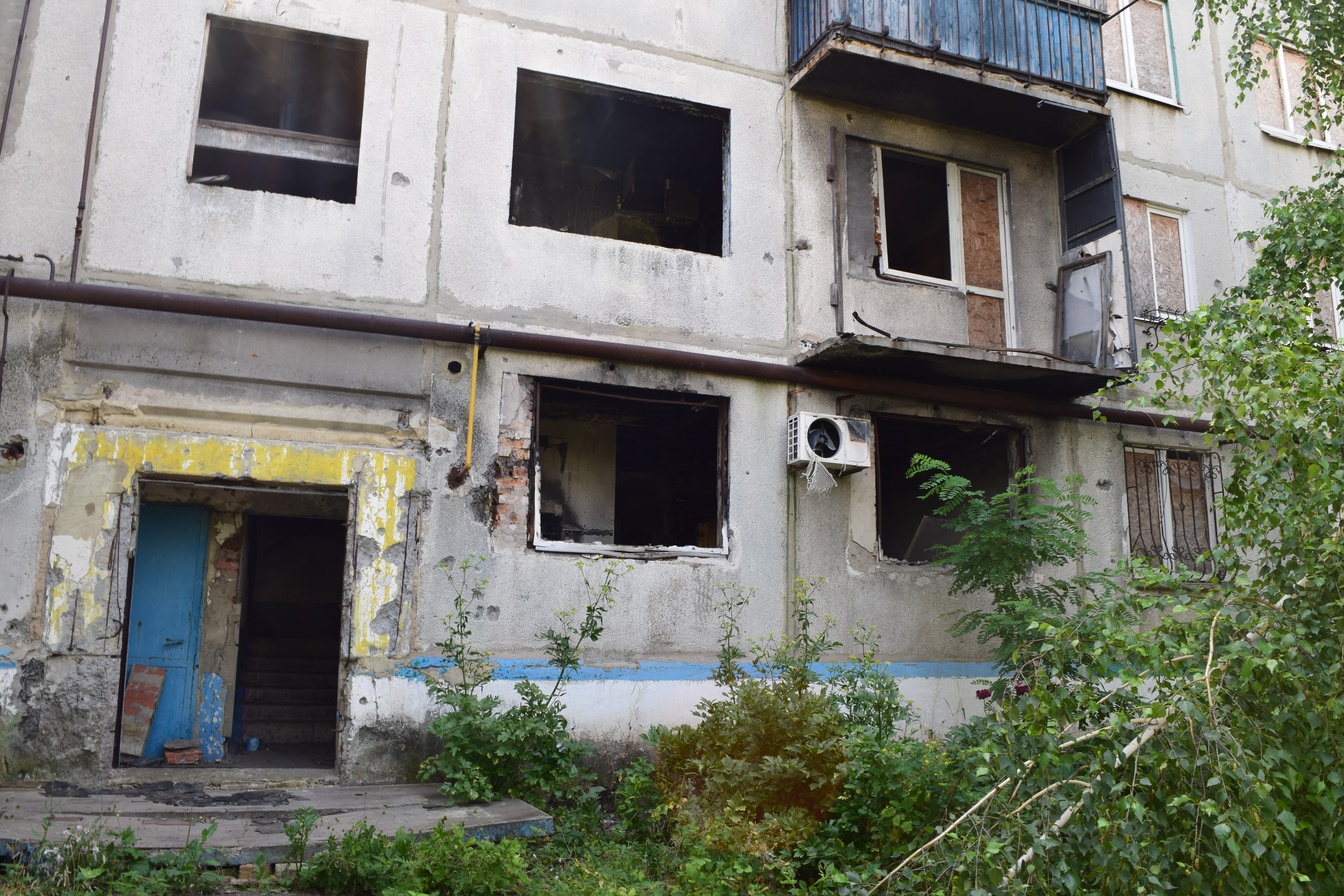 Переселенцы в своем городе: в Донецкой области 28 семей шесть лет живет на дачах — их квартиры разрушены