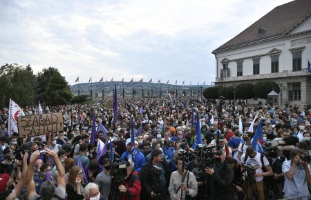 У Будапешті тисячі людей вийшли на акцію проти обмеження свободи ЗМІ
