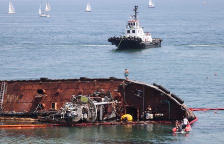Порвали канати — як проходить евакуація танкера «Delfi» з одеського пляжу (відео)