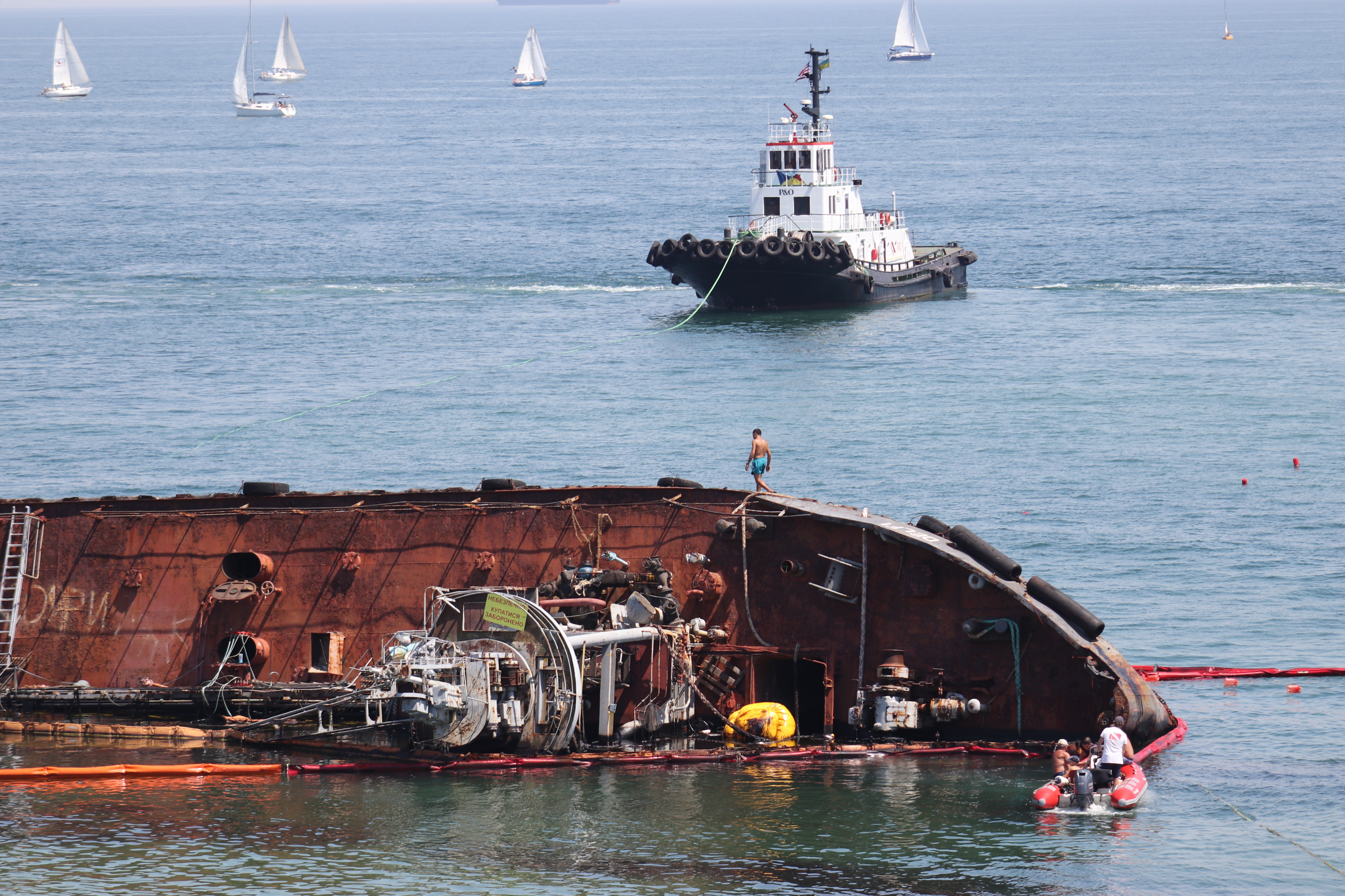 Порвали канати — як проходить евакуація танкера «Delfi» з одеського пляжу (відео)