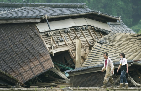 Повінь в Японії: власники затоплених будинків викладають на землі слова «SOS, рис, вода»