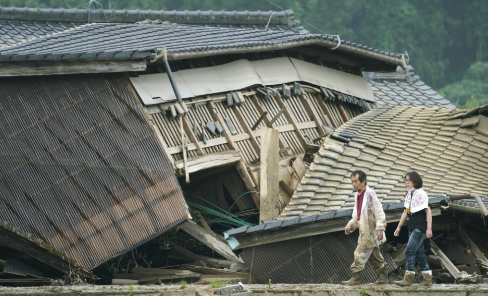 Повінь в Японії: власники затоплених будинків викладають на землі слова «SOS, рис, вода»