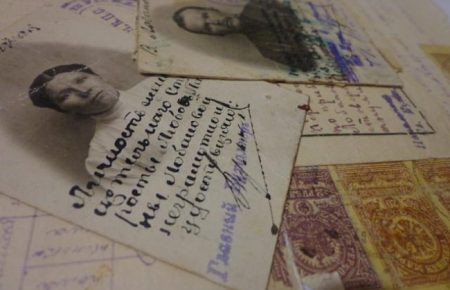 У пошуках родинної історії: які документи можна знайти в архівах України та як це зробити?