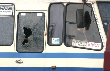 Взорву автобус и не только: мужчина, который захватил автобус в Луцке, требует, чтобы на место прибыло как можно больше СМИ