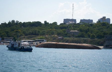 Затонулий в Одесі танкер мають прибрати до 20 липня — Зеленський