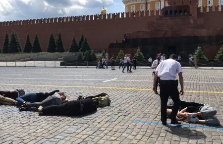 На Червоній площі поліцейські затримали активістів, які виклали тілами цифру 2036