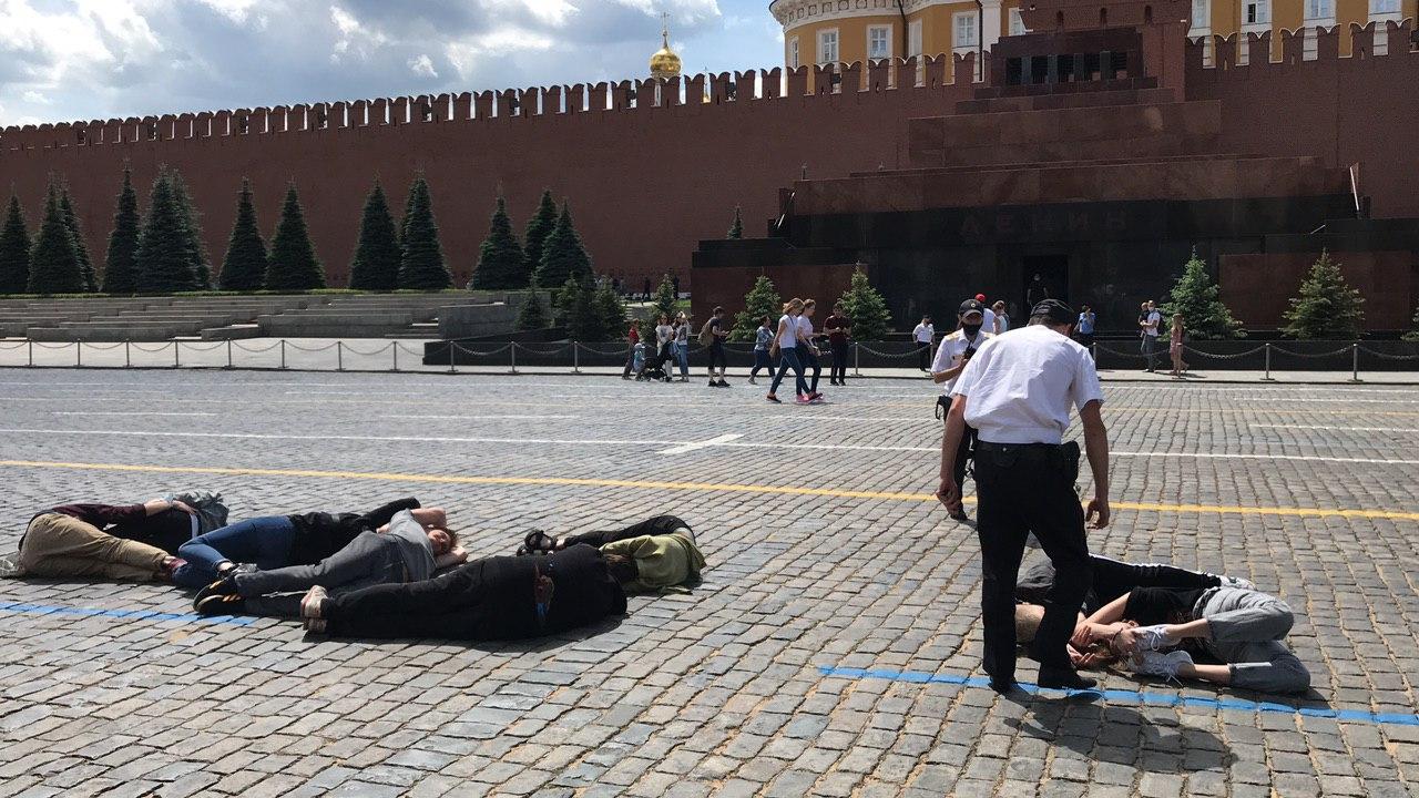 На Червоній площі поліцейські затримали активістів, які виклали тілами цифру 2036