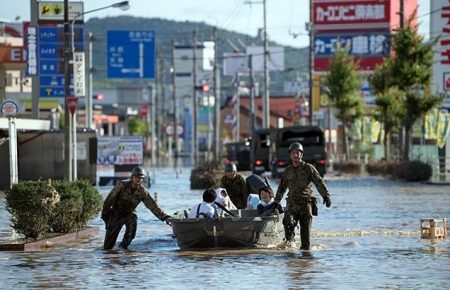 На півдні Японії сильні зливи затопили вулиці та зруйнували будинки
