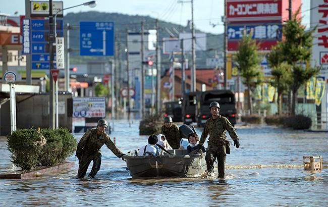 На півдні Японії сильні зливи затопили вулиці та зруйнували будинки