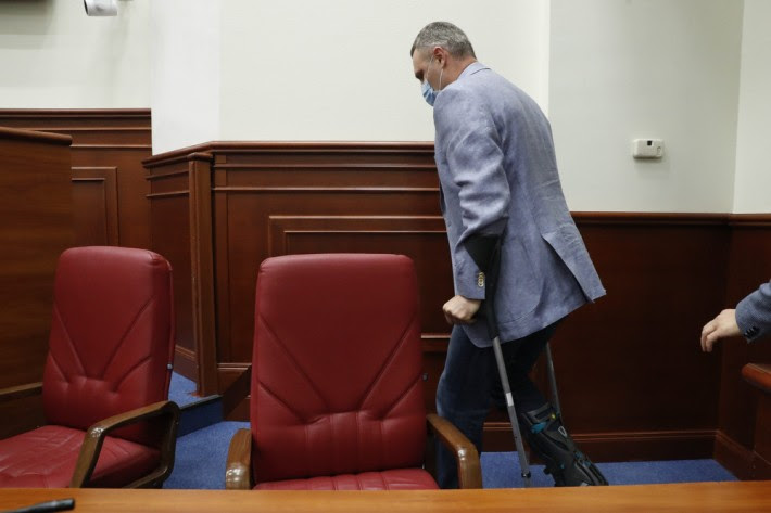«Могу накостылять»: Кличко пришел на заседание Киевсовета с травмированной ногой
