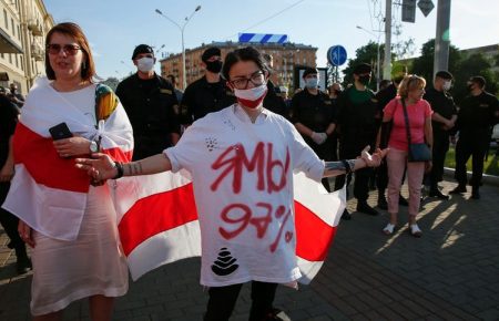 Протестний рух у Білорусі пов'язаний із прагненням справжньої незалежності — Бяляцкі і Нядбай