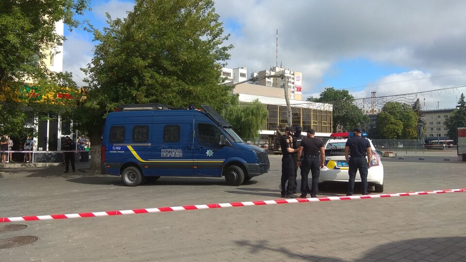 Чоловік, який захопив автобус у Луцьку, заявив про наявність вибухівки в іншому місці — ОП