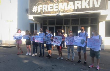 Під будівлею МВС молодь протестує проти міністра Арсена Авакова
