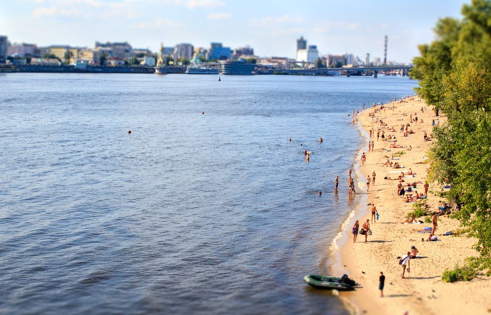 На 12 пляжах Києва виявили кишкову паличку