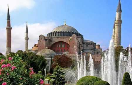 В Стамбуле собор Святой Софии стал мечетью