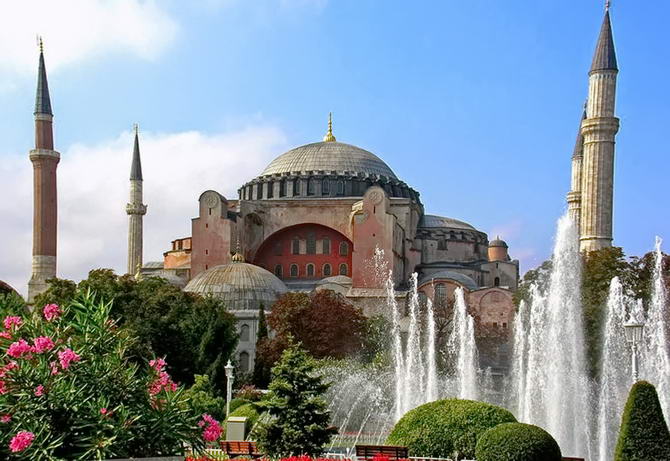 В Стамбуле собор Святой Софии стал мечетью