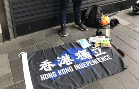 У Гонконзі заарештували чоловіка із прапором за незалежність