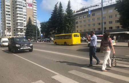 В центре Луцка вооруженный мужчина захватил автобус с заложниками