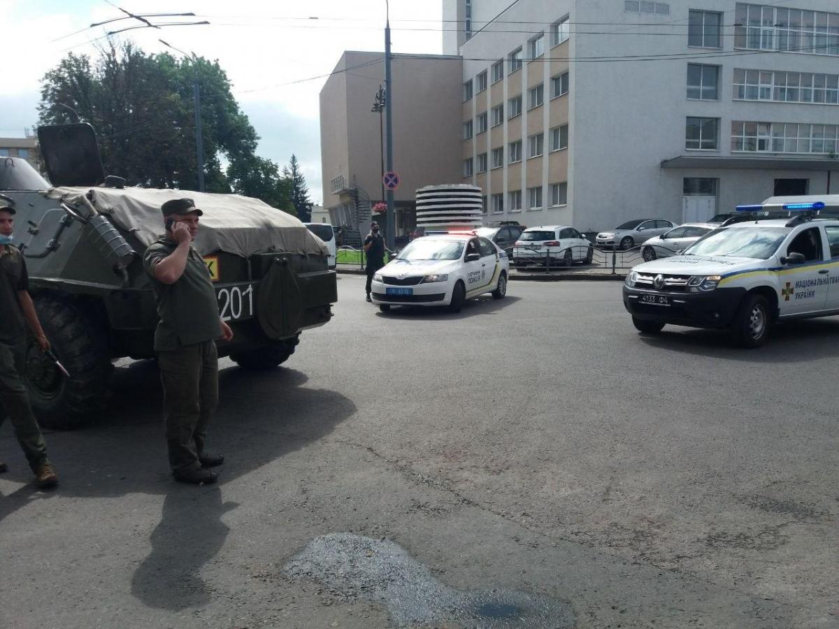 У захопленому автобусі у Луцьку 20 пасажирів — поліція У захопленому автобусі у Луцьку 20 пасажирів — поліція