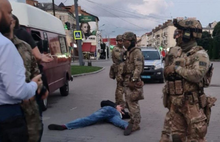 Перемовини залишилися поза кадром: СБУ про відео, де нападник у Луцьку нібито чекає на затримання