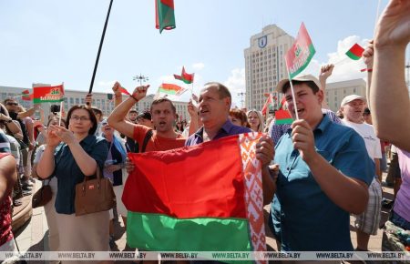 Люди на мітингу за Лукашенка у Мінську заявляють, що прийшли добровільно — БелТА
