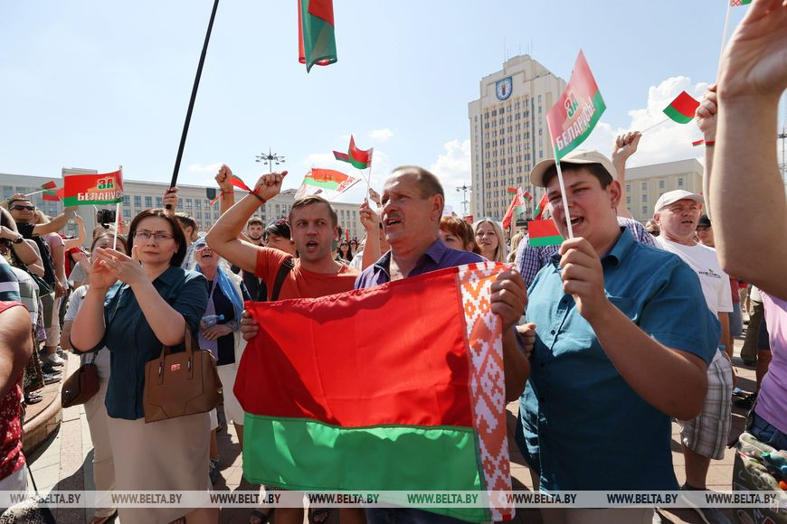 Люди на мітингу за Лукашенка у Мінську заявляють, що прийшли добровільно — БелТА