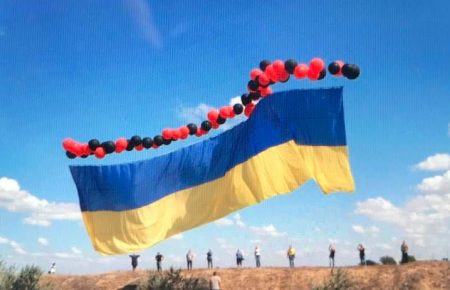 У небо над окупованим Кримом запустили український стяг — Балух