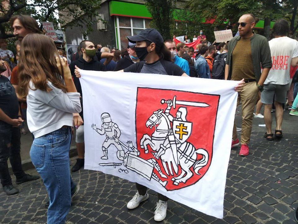 Акцію солідарності із Білоруссю влаштували під посольством у Києві