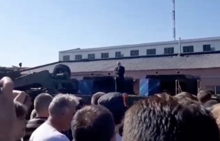 У Білорусі зранку затримали 5-х працівників Мінського заводу колісних тягачів: їх вже відпустили