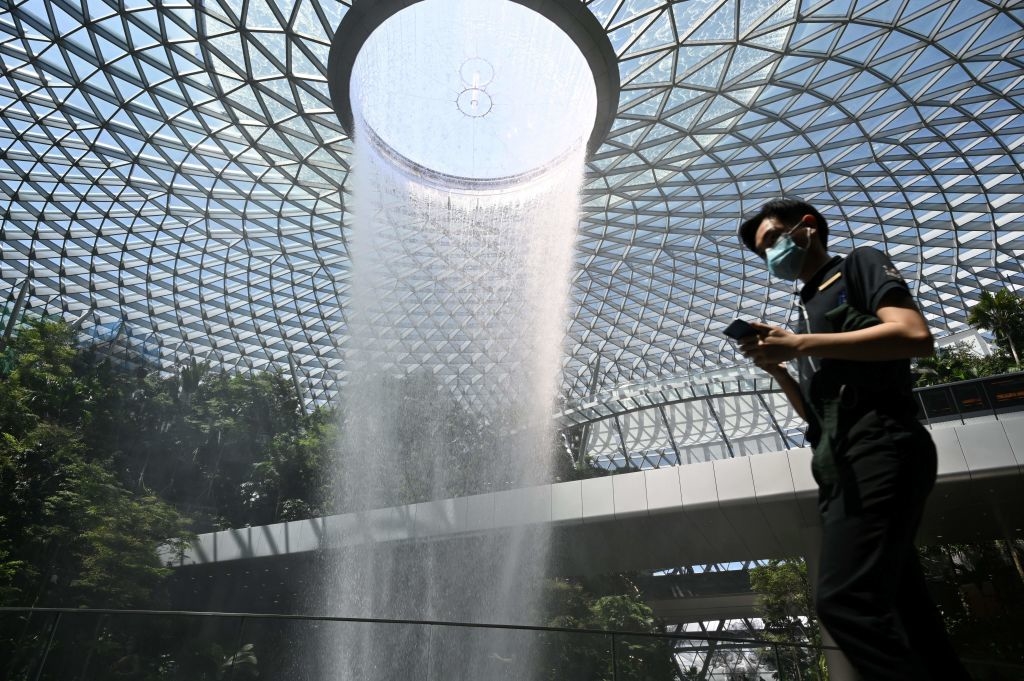 Уряд Сінгапуру зобовʼязав приїжджих носити на самоізоляції GPS-трекери