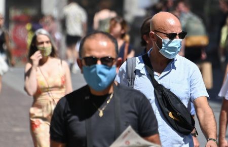 У Парижі запроваджують обовʼязкове носіння масок