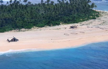 Рятувальники виявили зниклих моряків за написом SOS на піску у Тихому океані