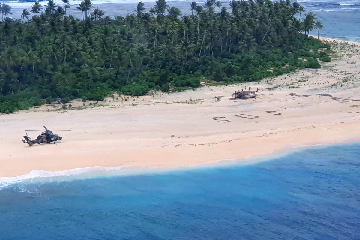 Рятувальники виявили зниклих моряків за написом SOS на піску у Тихому океані