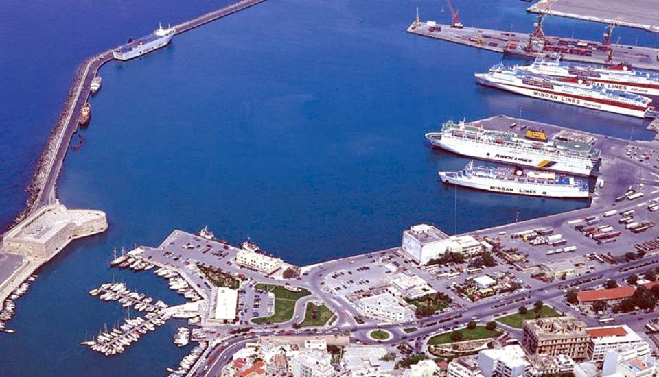 В порту Греции произошел взрыв на судне, есть пострадавшие