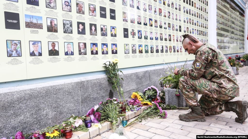 У Києві розпочалась панахида з вшанування пам'яті захисників України (наживо)