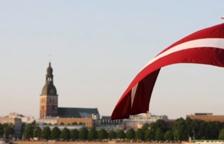 Латвия частично возобновила выдачу виз россиянам