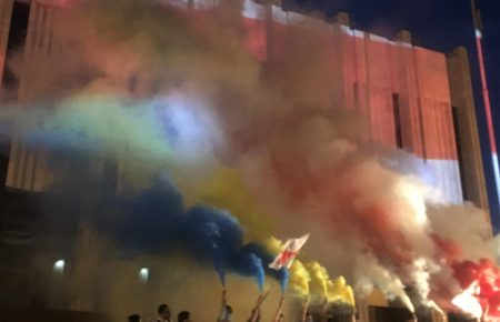 «Украинский дом» подсветили цветами бело-красно-белого флага: в Киеве проходит акция #BelarusWatch