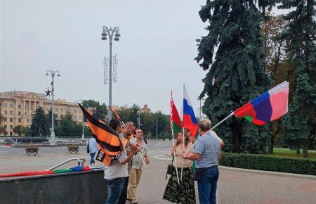 У центрі Мінська помітили людей із російськими триколорами та «георгіївськими» прапорами